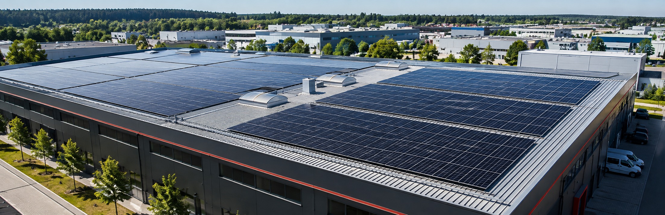 Photovoltaikanlage auf einem großen Gewerbe- und Hallendach